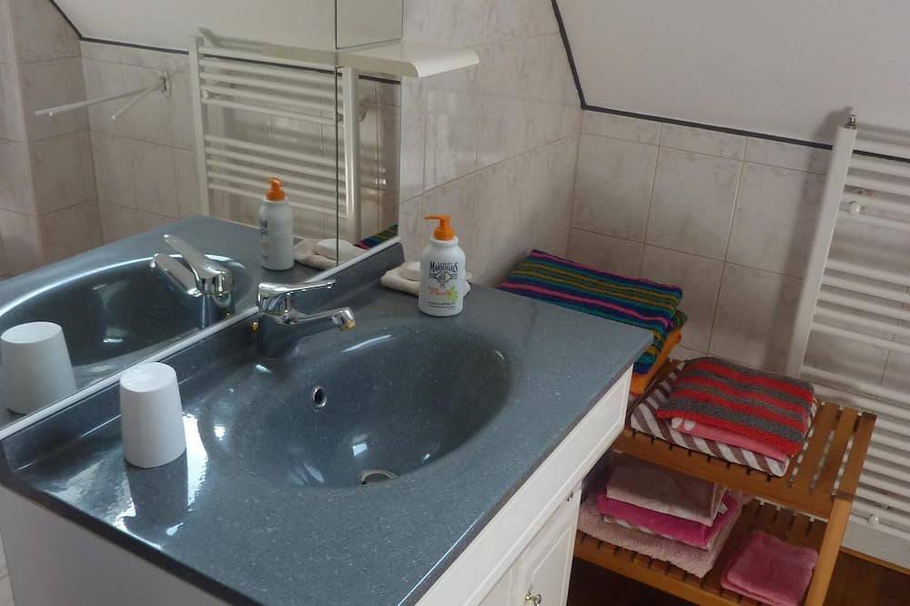Maison indépendante avec jardin 2 à 5 personnes in Lochrist, Plounévez-Lochrist