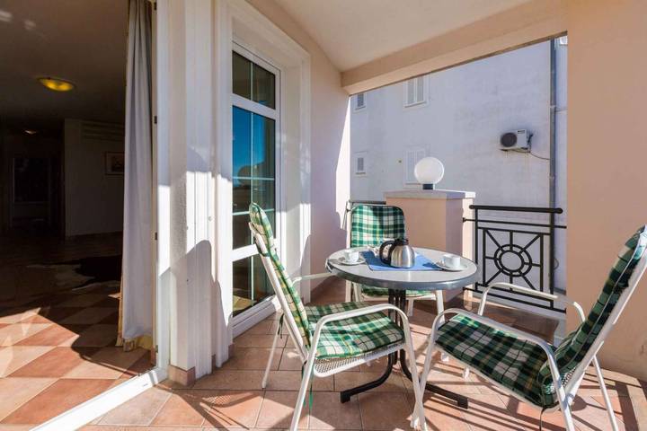 Ganze Ferienwohnung, Ferienwohnung mit Balkon und Klimaanlage in Gradsko kupalište (Crikvenica), Crikvenica