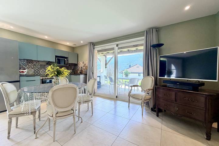 Location de vacances pour 4 personnes, avec terrasse ainsi que vue sur le lac et jardin à Tresserve