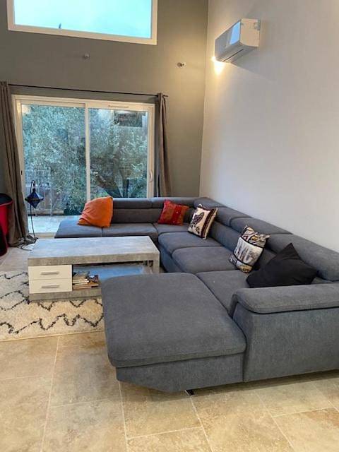 Location de vacances pour 8 personnes, avec vue et jardin ainsi que piscine et terrasse à Castillon-du-Gard - 2