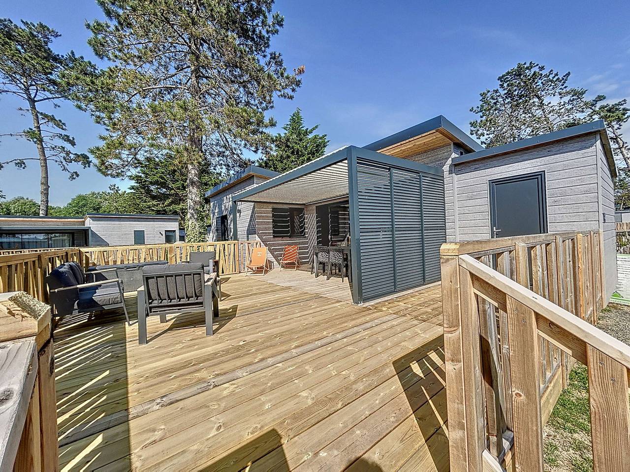 Chalet de standing 6 pers - Piscine chauffée - Proche plage - Wifi - Parking - Terrasse privée in Jullouville, Côte de la Déroute