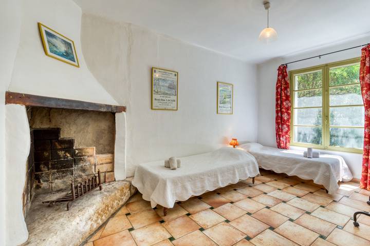 Holiday Home 'Réattu' with Shared Pool, Wi-Fi and Air Conditioning in Fourques, Middelhavskysten (Frankrig)