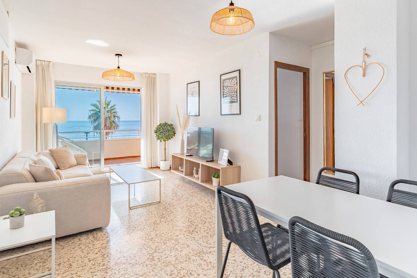 Apartamento entero, Apartamento 'Mormor' con vistas al mar, Wi-Fi y aire acondicionado in Los Boliches, Fuengirola