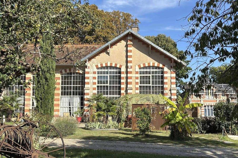 Artistic Cottage with Air Conditioning and Terrace in Savonnières in Savonnières, Tours region