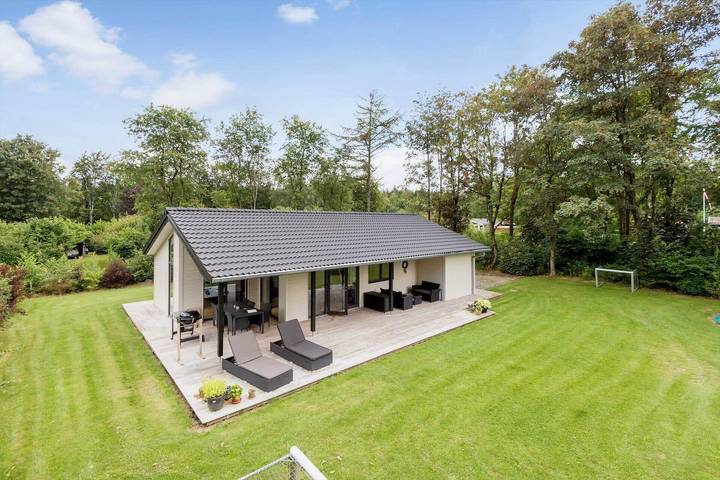 Ferieudlejning for 7 personer, med terrasse og have i Arrild