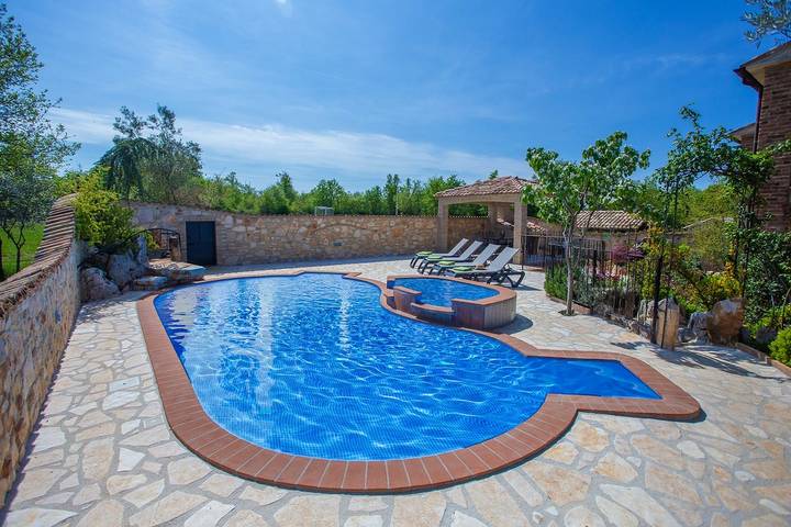 Ferienwohnung für 4 Personen, mit Pool und Balkon/Terrasse in Nova Vas - 2