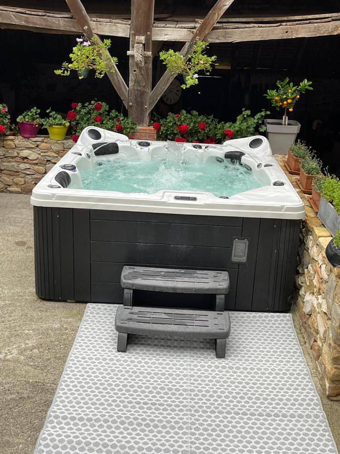 Chambre d’hôte pour 3 personnes, avec Terrasse et Jacuzzi ainsi que Jardin et Piscine