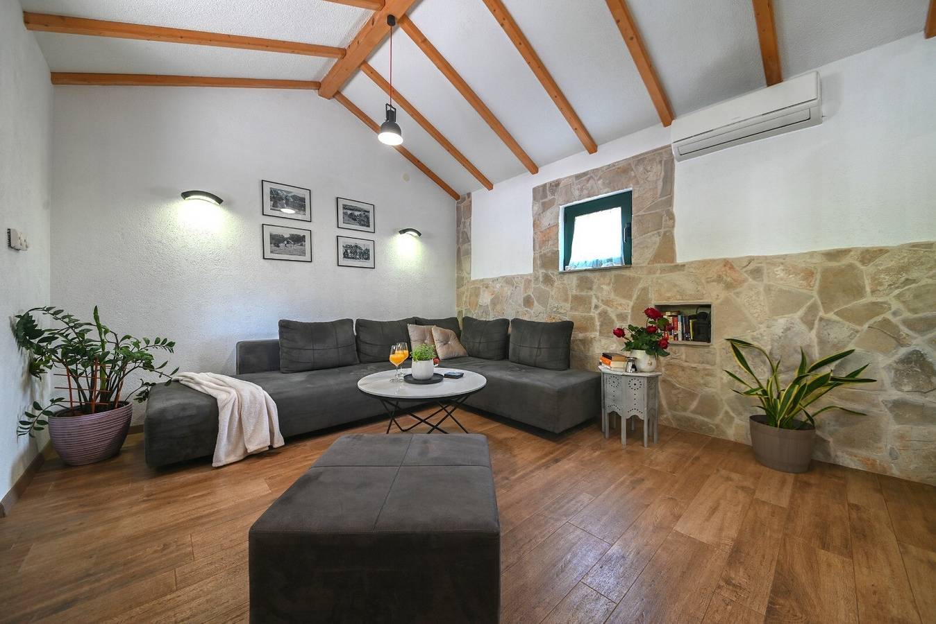 Ferienhaus 'Villa Silentio mit beheiztem Pool' mit Privatpool, Wlan und Klimaanlage in Duge Njive, Makarska Riviera