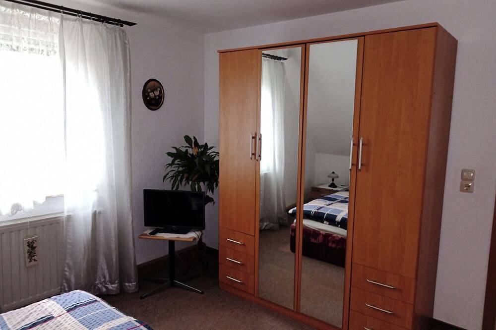 Ganze Wohnung, Gemütliche Ferienwohnung in ruhiger Umgebung mit Terrasse in Freital, Osterzgebirge