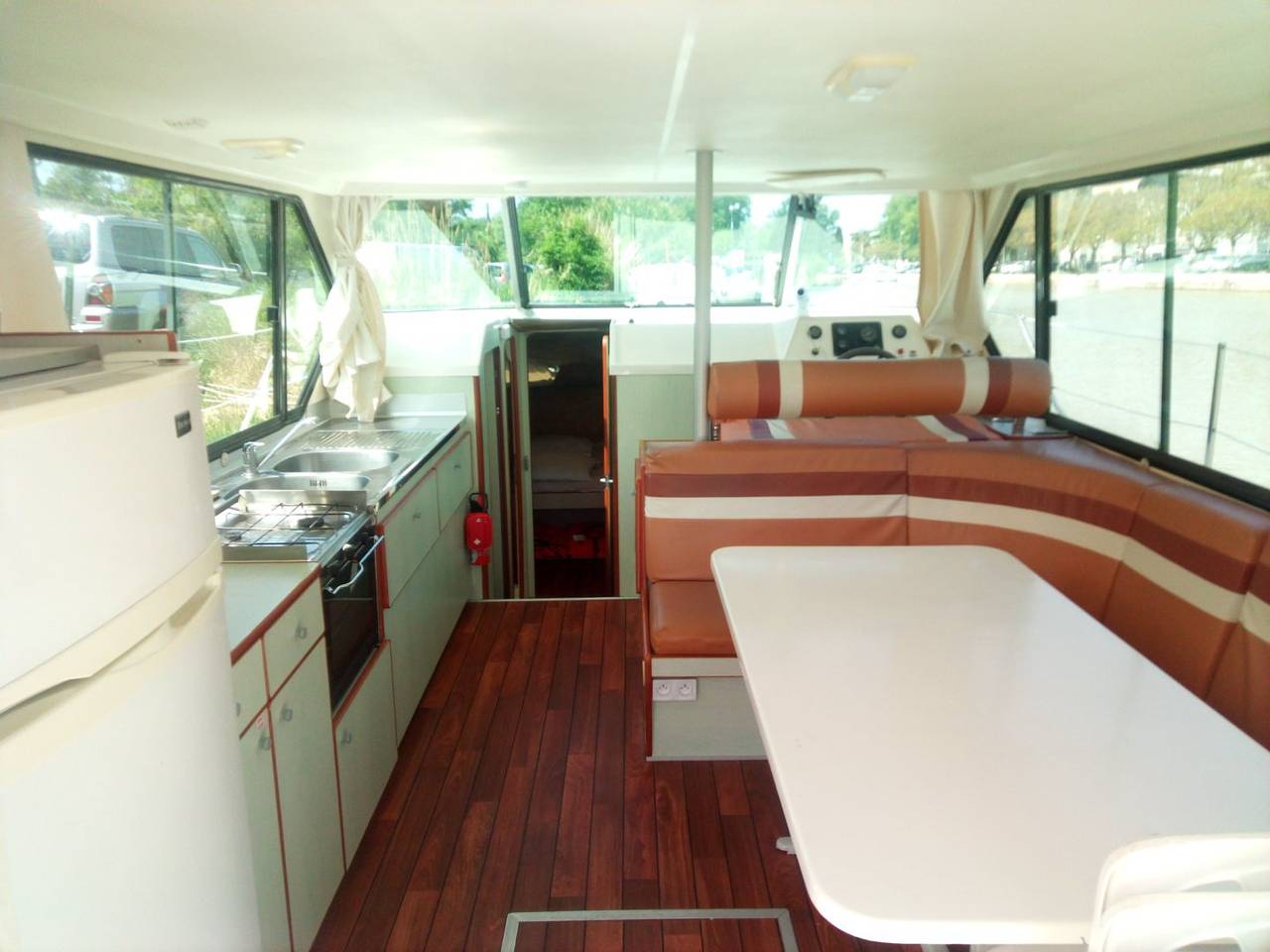 Bateau sans permis, canal du Midi, à quai ou navigation in Béziers, Côte d'Améthyste