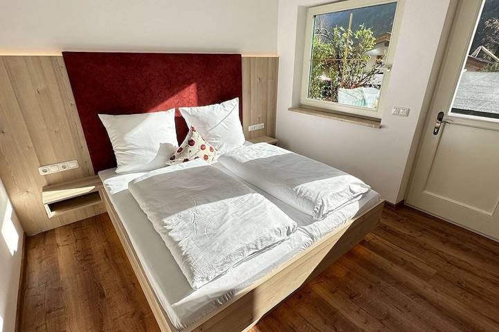 Ganze Wohnung, Ferienwohnung Nr. 1 für 4 Personen - Appartementhaus Zillertal in Tuxer Alpen, Finkenberg