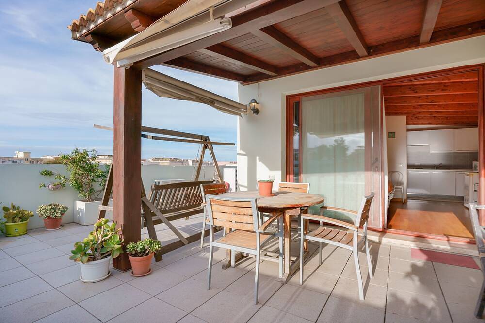 Apartamento entero, Penthouse monoambiente con nivel de terraza, wi fi, aire c., Estacionamiento privado. in Pirri, Cagliari