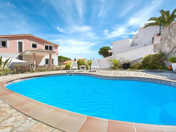Cheap villa for 10 people, with garden in Lloret de Mar