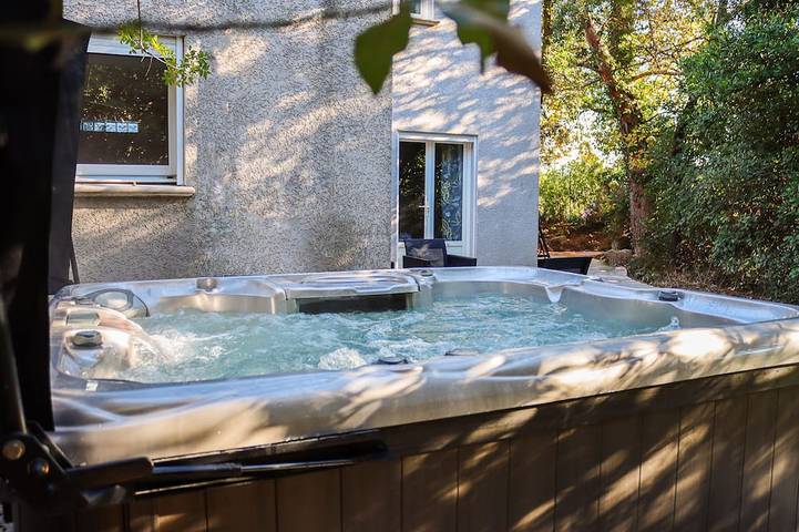 Location de vacances pour 5 personnes, avec jardin et jacuzzi, animaux acceptés à Monteils (Gard)
