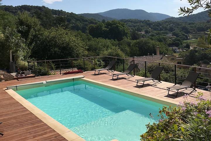 Location de vacances pour 6 personnes, avec jardin et terrasse à Collobrières