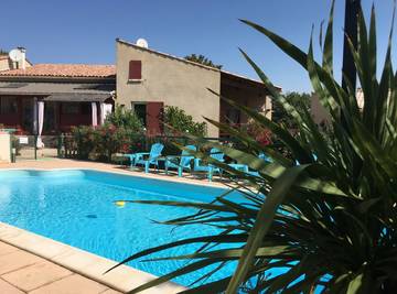 Gîte pour 8 personnes, avec piscine et terrasse ainsi que jacuzzi et jardin, animaux acceptés dans les Alpes-de-Haute-Provence