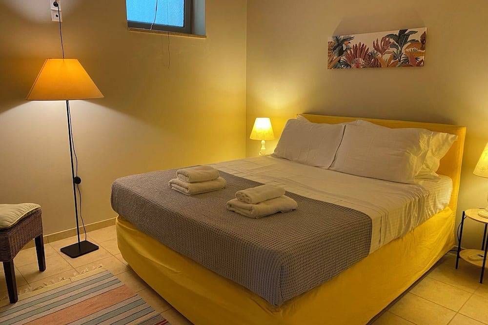 Geheel appartement, Beautiful Basement Apartment with Private Terrace in Stoupa, Messenia