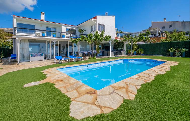 Ferienhaus für 8 Personen, mit Terrasse und Garten sowie Pool in Malgrat de Mar