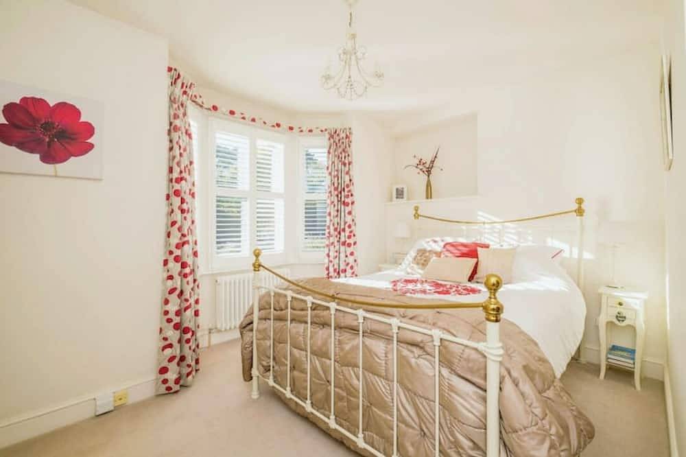 Beautiful 3 bed, 2 bath cottage with off road parking and storage. in Berkshire