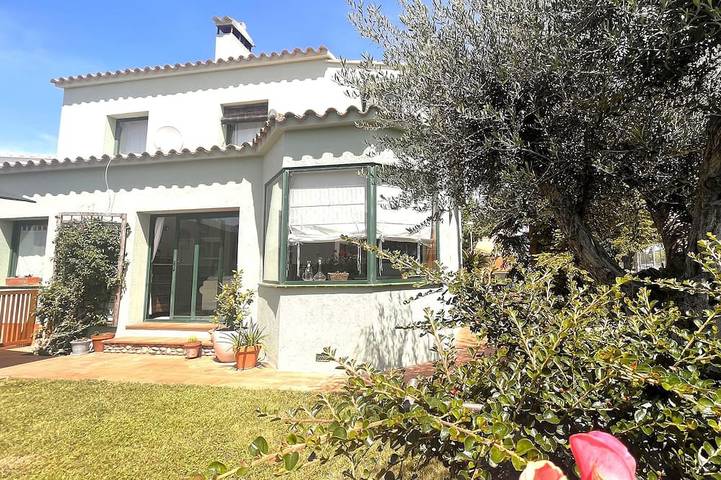 Villa für 5 Personen, mit Terrasse und Pool sowie Garten - 1