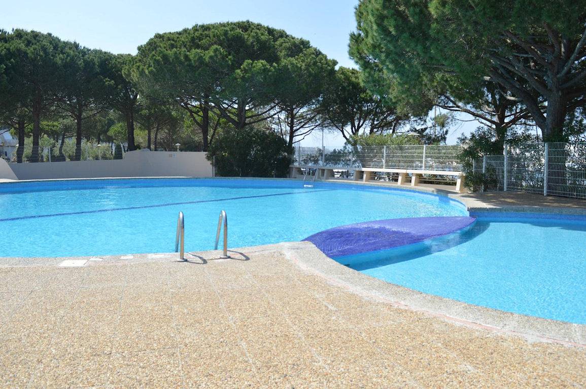 Studio entier, Double studio avec terrasse, Clim, piscine, 300 m plage, parking in Port Camargue, Le Grau-du-Roi