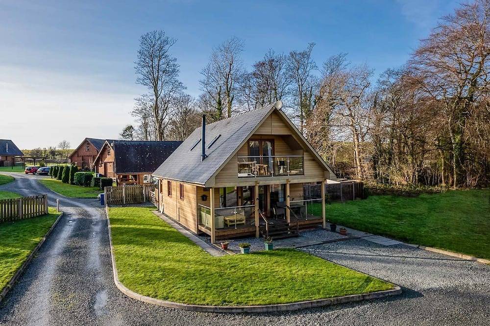 Three Bedroom Lodge with Hot Tub and Log Fire | Maes-Artro-Lodge in Llanbedr, Snowdonia