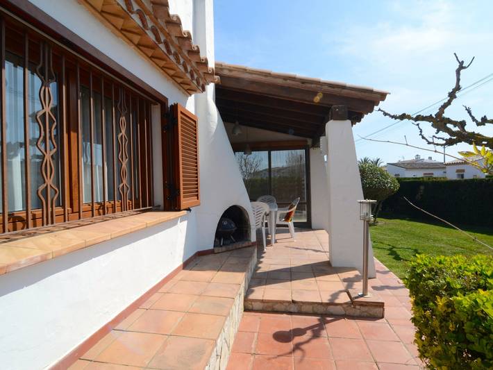 Casa de 3 habitaciones en L'Estartit con jardín y piscina comunitaria in Torroella de Montgrí, Costa Brava