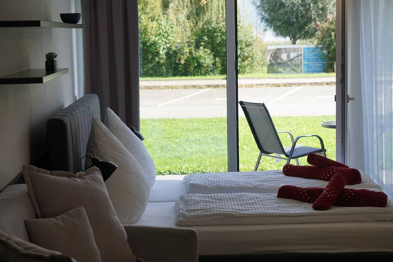 Ganze Wohnung, Deluxe-Apartment Bodanrück mit Seeblick, Terrasse, Grillmöglichkeit und Gartenhütte und Wi-Fi, 45qm in Bodman-Ludwigshafen, Obersee (Bodensee)
