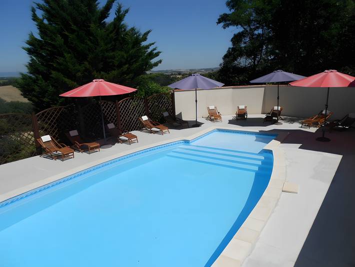 Gîte L'Acacia – Le Mas de Rinette : vue montagne, piscine partagée et Wi-Fi in Salles-sur-l'Hers, Région de Carcassonne