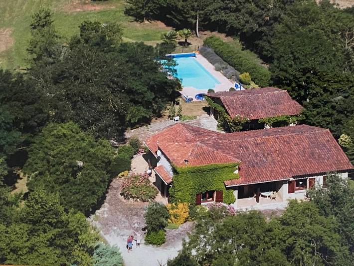 Location de vacances pour 9 personnes, avec Jacuzzi et Terrasse ainsi que Jardin et Piscine à Armous-et-Cau