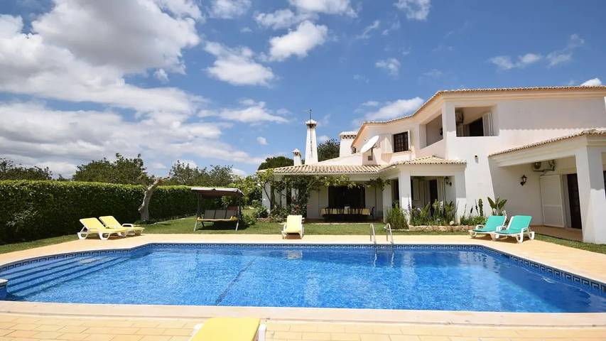 Villa para 12 pessoas, com jacuzzi e jardim e ainda piscina, com animais de estimação em Ferreiras