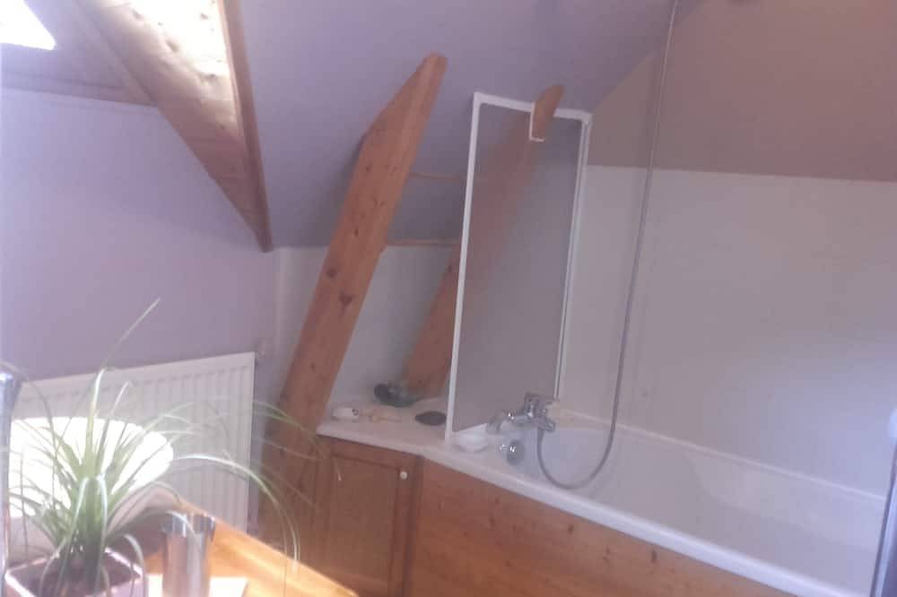 The \"Eterlou\" house-Chalet 4 km from the \"Super Lioran\" ski resort in Saint-Jacques-des-Blats, Aurillac region