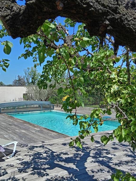 Maison de vacances pour 2 personnes, avec Jacuzzi et Terrasse ainsi que Jardin et Piscine à Eyragues