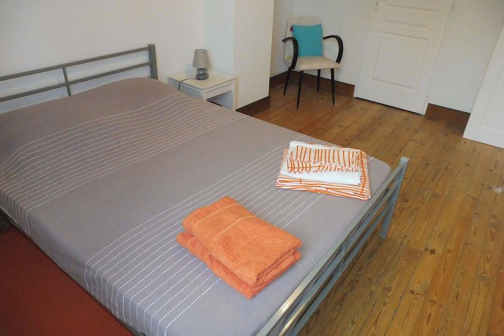 Grande maison de 300 m2 au pied de la Montagne Noire. in Labruguière, Région de Castres