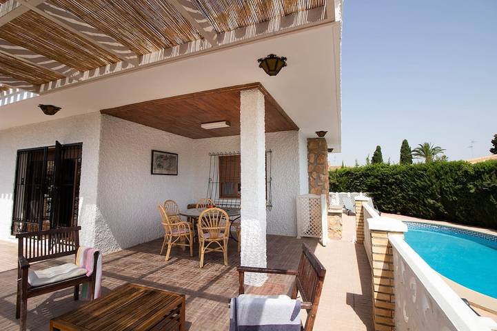 Ferienhaus für 8 Personen, mit Terrasse und Garten sowie Pool in Dehesa de Campoamor