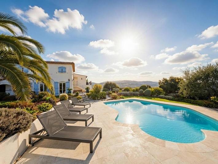 Location de vacances pour 14 personnes, avec piscine ainsi que vue et jardin à Tanneron