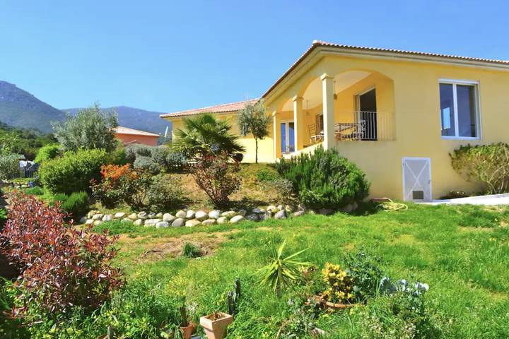 Location de vacances pour 4 personnes, avec Terrasse et Jardin à Borgo