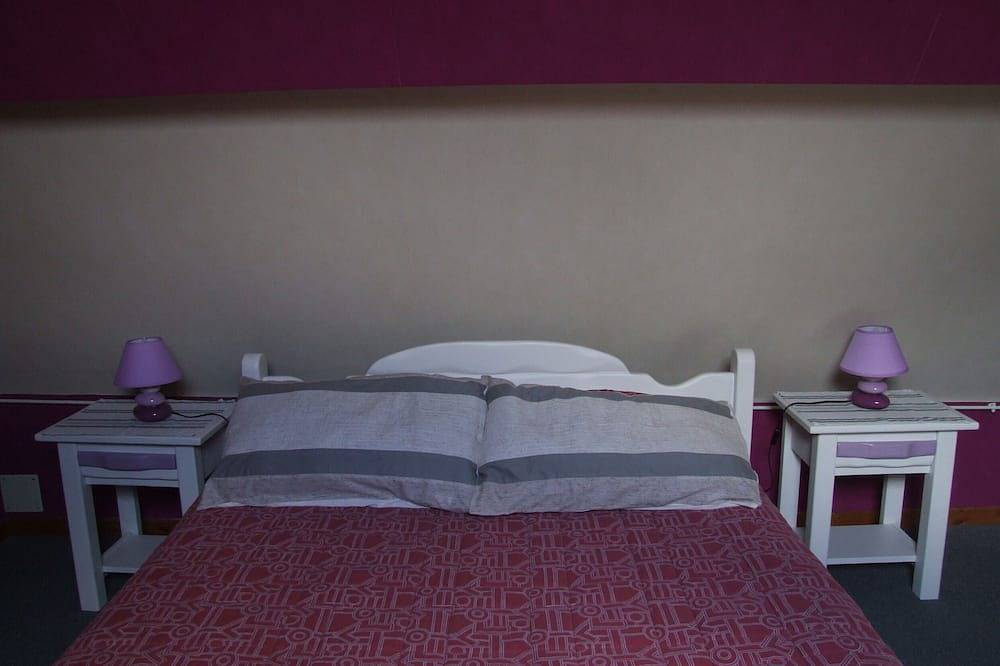 Cabaña típica en la campaña de Normandía in Plasnes, Región de Bernay