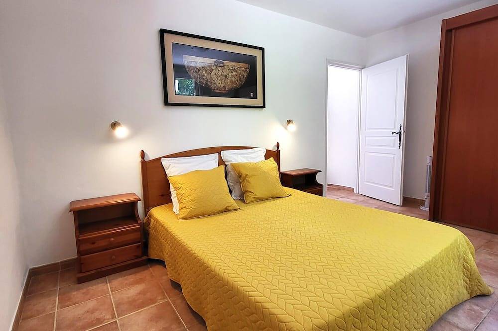 Entire apartment, F2 - Air-conditioned apartment for 2 to 4 people in Figanières, Draguignan region