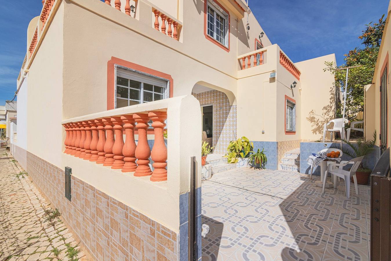 Casa de Férias 'Casa Do Sol - Estômbar' com Jardim Privado, Varanda e Wi-Fi in Estômbar, Lagoa