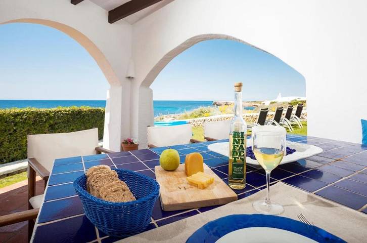 Villa 'Bini Sek' avec vue sur la mer, terrasse privée et climatisation in Binibeca, Sant Lluís