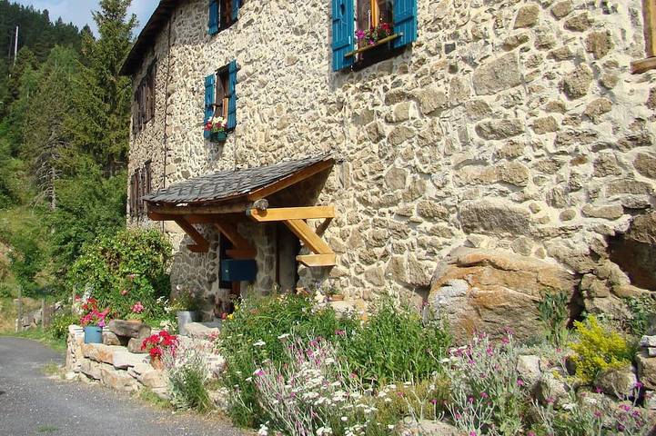 Gîte pour 10 personnes, avec jardin à Ayguatébia-Talau