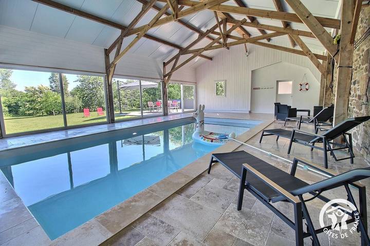 Gîte pour 8 personnes, avec Terrasse ainsi que Jardin et Piscine à Plounévez-Moëdec
