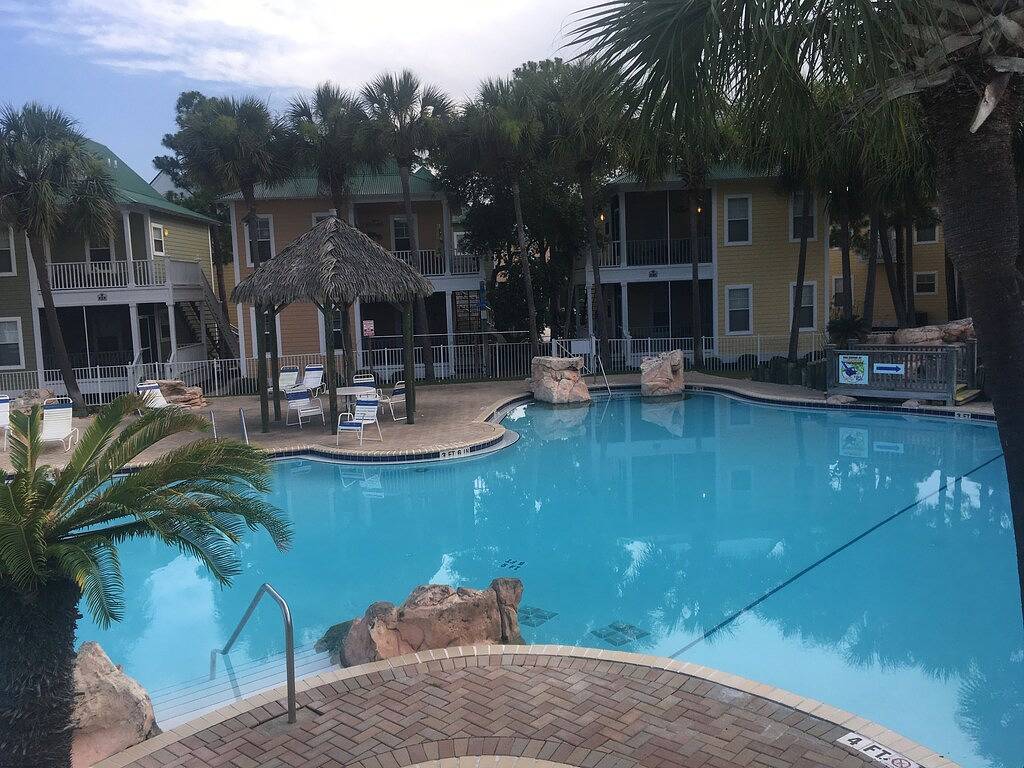 Ganze Wohnung, Urlaubsparadies im Purple Parrot Resort Entspannen Sie sich in der Tiki Bar. Neu auf dem Markt in Johnsons Beach, Perdido Key