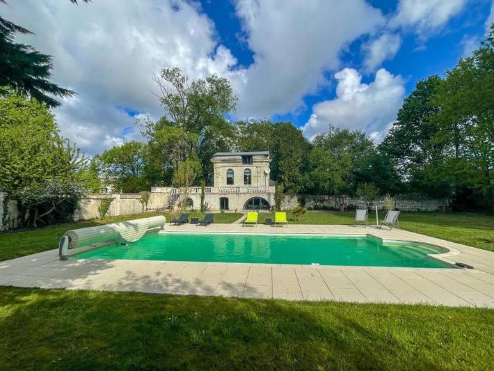 Location de vacances pour 2 personnes, avec terrasse ainsi que piscine et jardin à Bréhémont