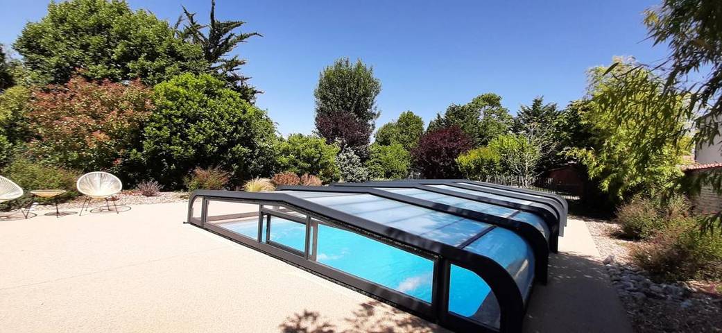 Location de vacances pour 3 personnes, avec piscine et vue ainsi que terrasse et jardin, adapté aux familles à Sainte-Soulle - 4