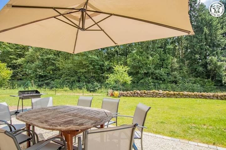 Gîte pour 8 personnes, avec jardin dans Curbigny