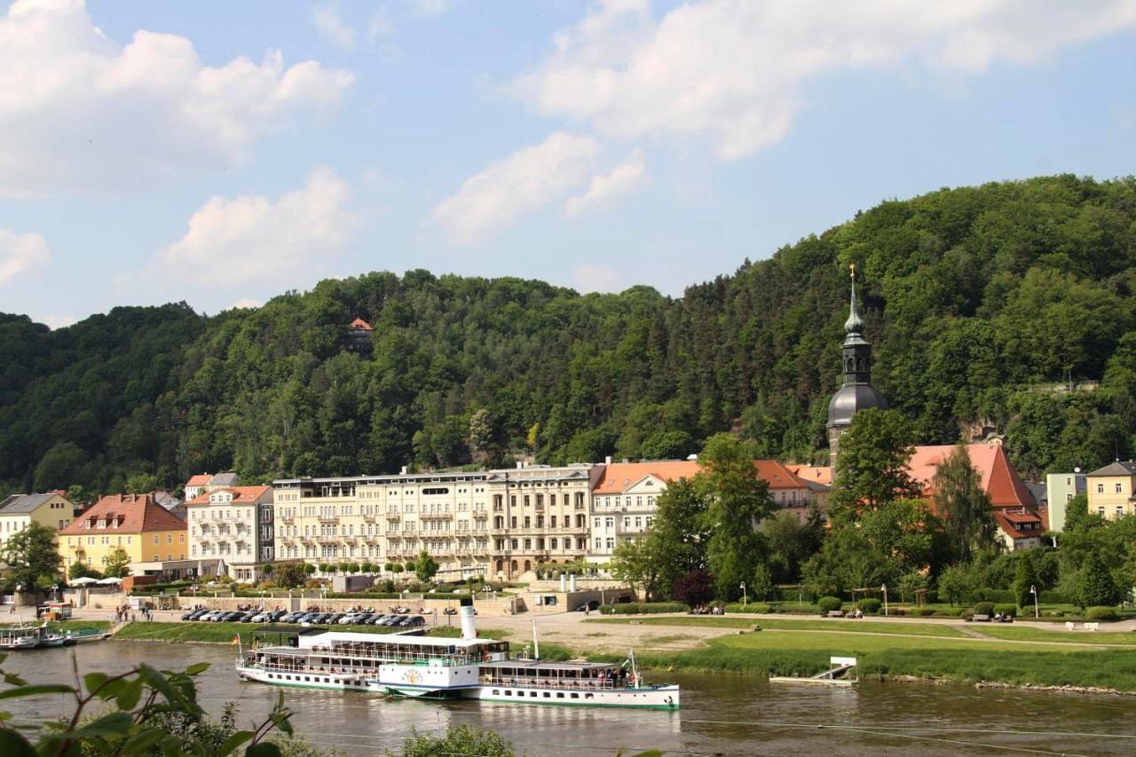 Villa Sonnenburg Gästehaus - Blick auf die Stadt und die Elbe - Parkplatz in Bad Schandau, Elbsandsteingebirge