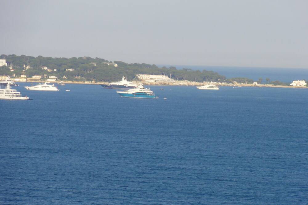 Cannes-Golfe-Juan Grand Studio 35 Mts + Balcony Waterfront in Vallauris, Cannes region