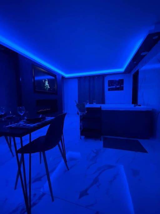 Appartement entier, La Suite Casa Dé lové 2.0 jacuzzi & cinema privé in Melun, Seine-et-Marne